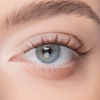 Ojos azules y pestañas coquetas